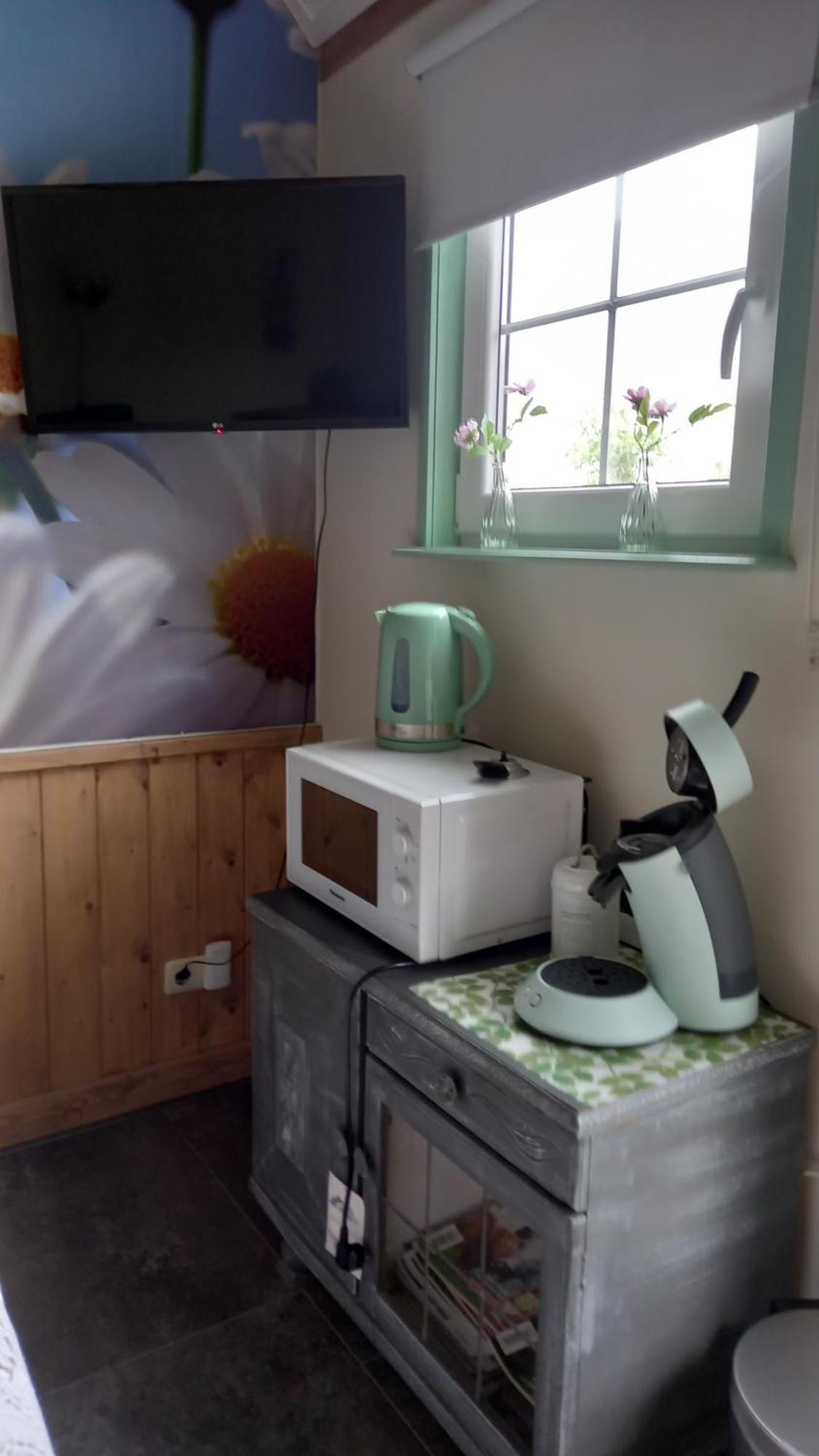Bed En Brochje De Oase Bed & Breakfast Sweagerbosk Bagian luar foto